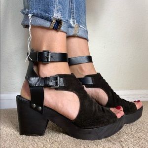 Free People black peep-toe clogs!